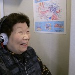 検査を受けるおばあさん