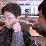 耳型採取中