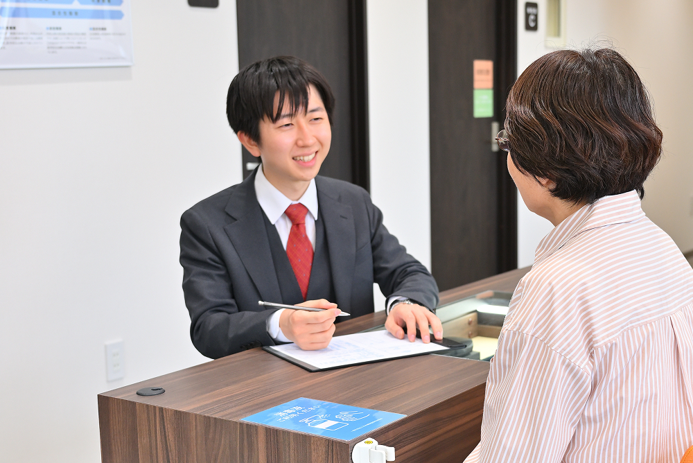 接客をする戸崎さん