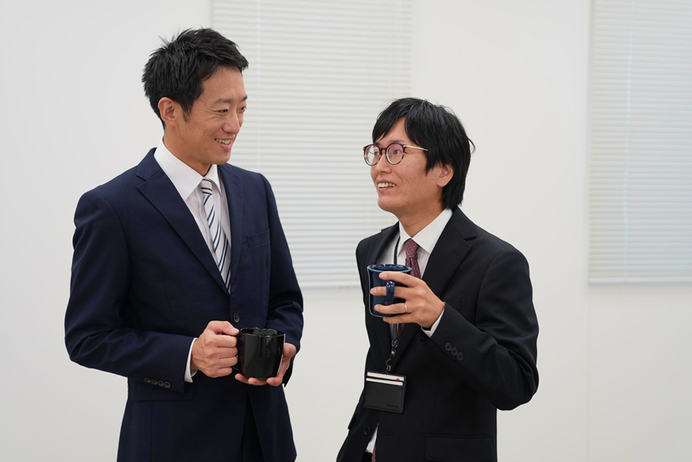 リラックスして会話する様子