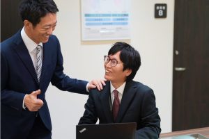 笑顔で話す様子