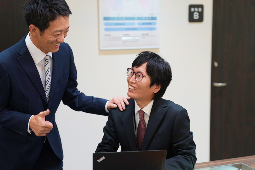 笑顔で話す様子