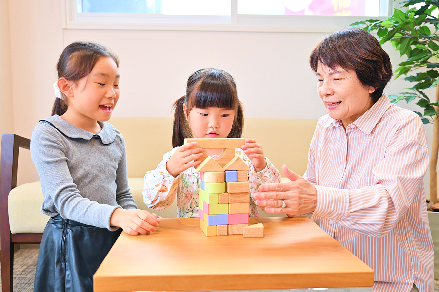 孫と遊ぶ女性