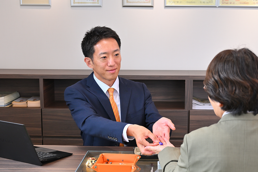 店頭で接客する店長