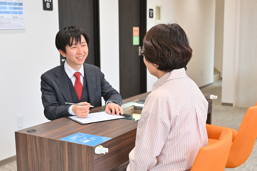 質問紙を使用したカウンセリングの様子