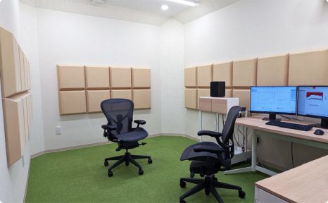 広い防音室、最新の機器を揃えました
