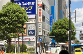 吉祥寺駅北口より徒歩1分。看板がよく見えます