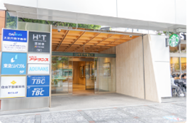 1階にスターバックスが入っているビルの8階です