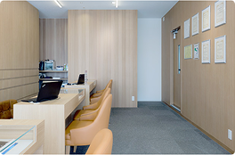 相談しやすい落ち着いた雰囲気のご相談カウンター