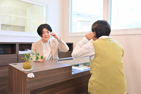 スタッフがお客様の声を伺っています