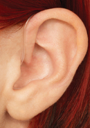 耳掛け型補聴器を装着