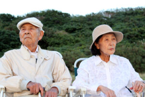 視線を合わせていない夫婦のイメージ写真