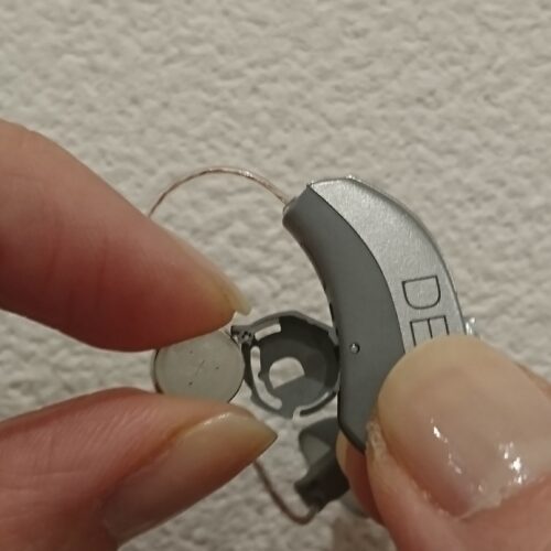 電池カバーを開ける様子