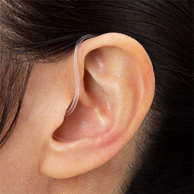 小型耳かけ型補聴器を装用した様子