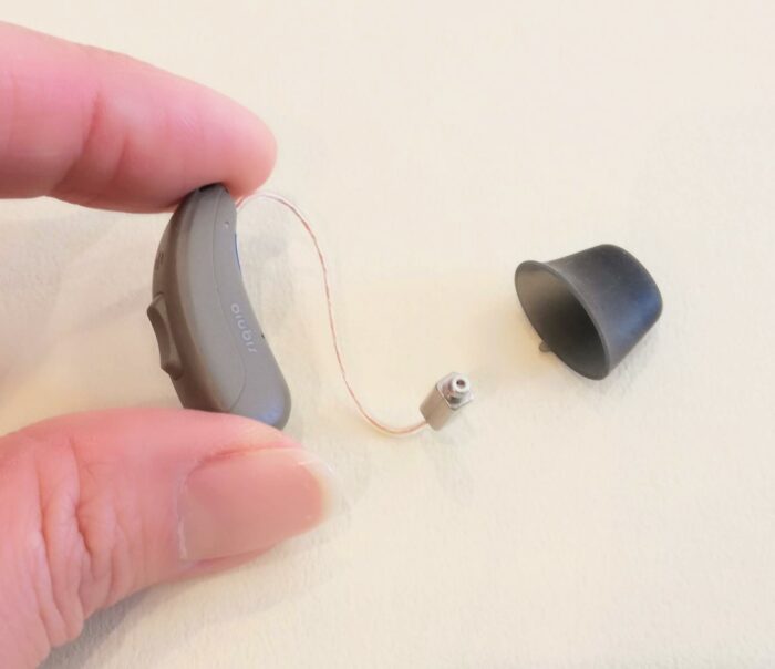 RIC補聴器の既製ゴム耳せんを取り外した画像