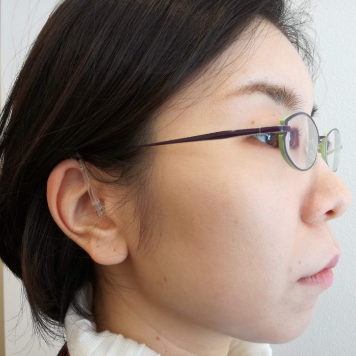 耳かけ型補聴器を装用した様子