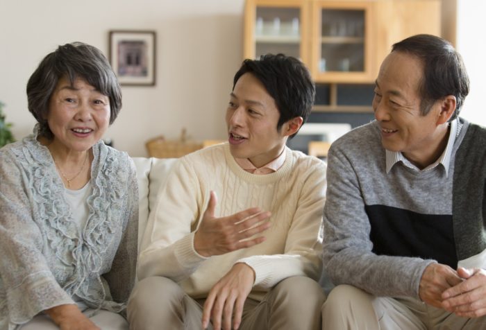 家族に補聴器はまだ早いと言われている様子