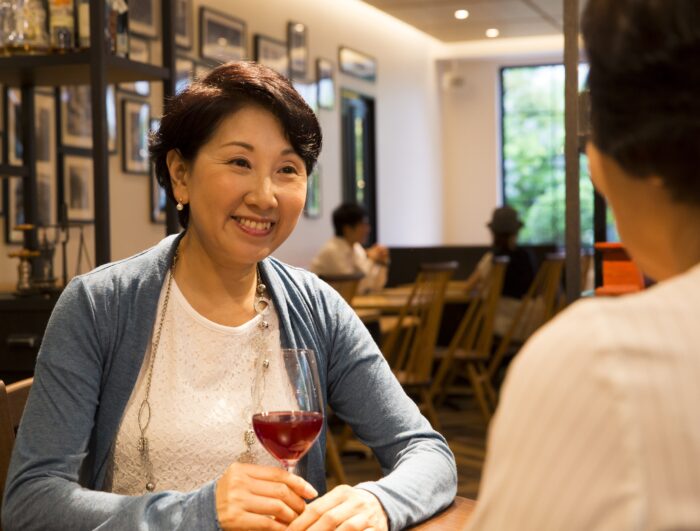 高齢女性がレストランで食事をしている様子