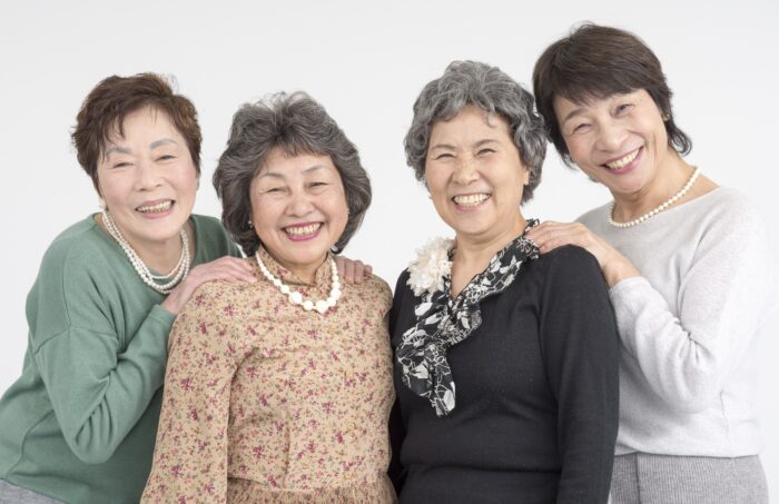 同窓会で楽しむシニア女性