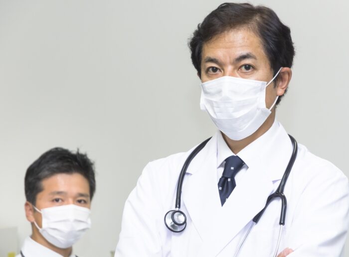 医師のマスクしている様子