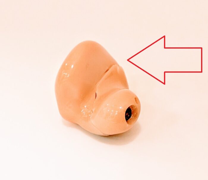 耳あな型補聴器型にヒビが入った画像