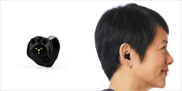 リビオ耳あな型補聴器と装用画像