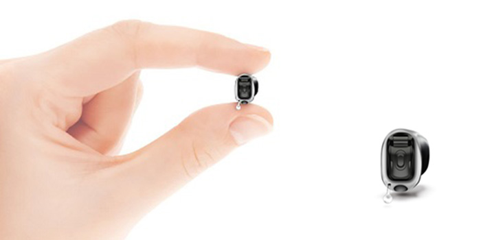 チタン製の極小サイズ補聴器