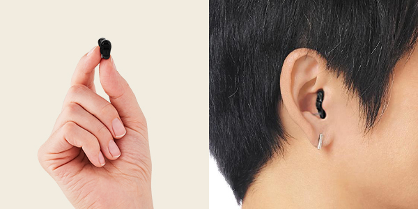 小型の耳あな型補聴器と、耳に装用した様子