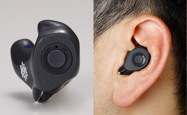 ITEサイズの耳あな型補聴器と装用した様子